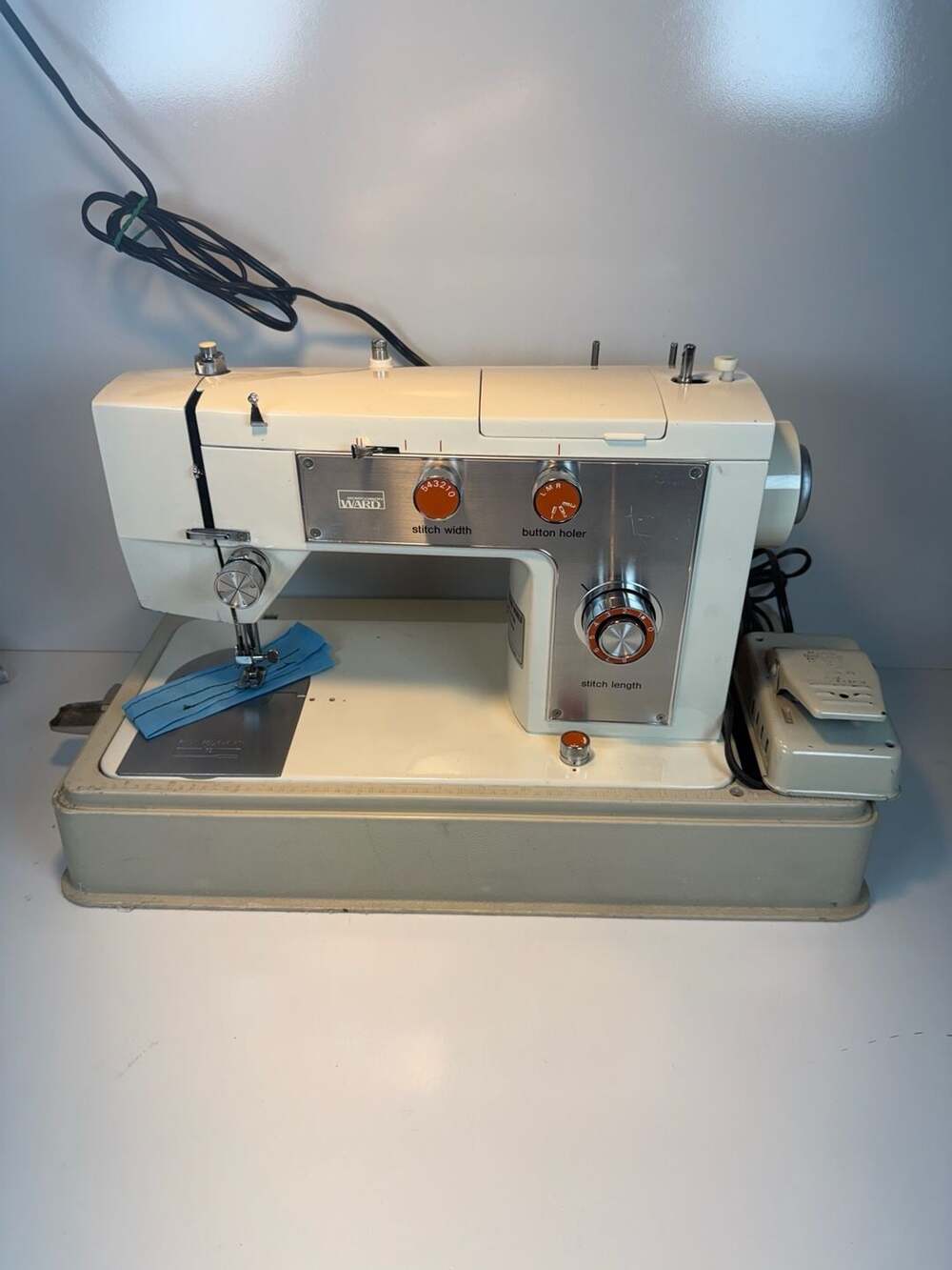 Montgomery Ward Signature Sewing Machine Model UHT J1277 Vintage White
